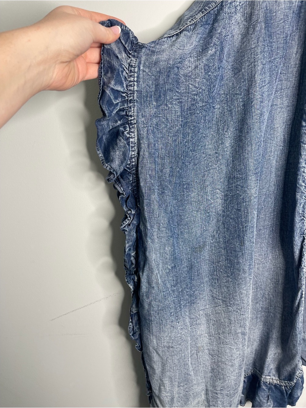 Ladies Easel light weight denim ruffle accent short sleeved cardigan size medium - Picture 6 of 6